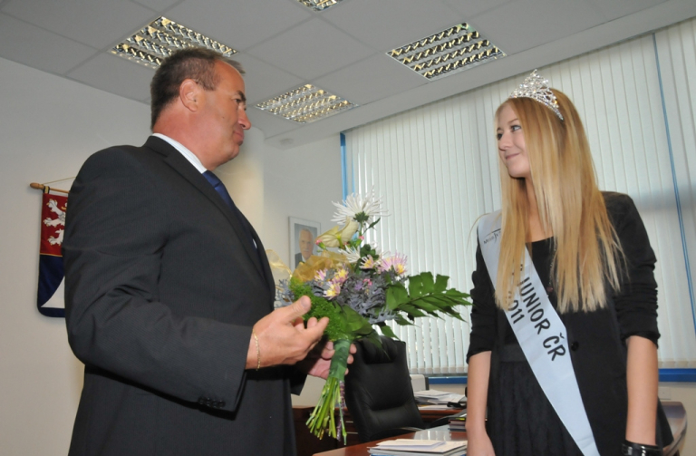 Hejtman předal natálii Kotkové kytici květů